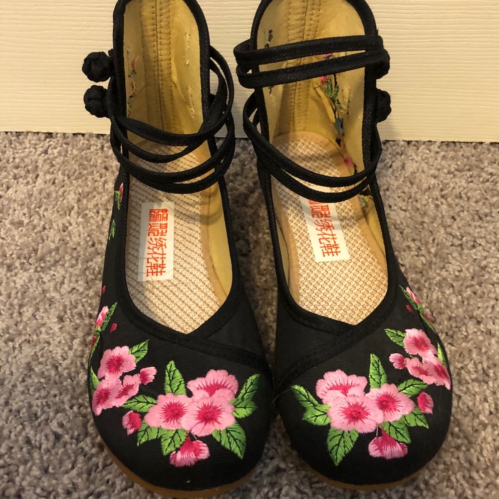Embroidered Kicks Pink Floral Mary Jane shoes sz 8